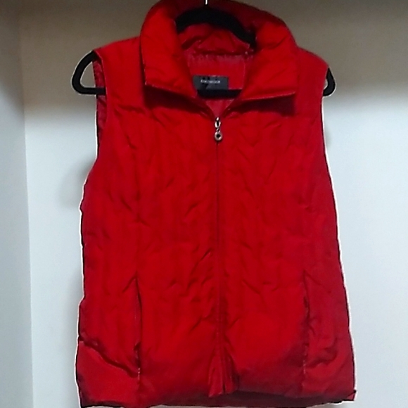 Women's red vest. - Picture 4 of 8